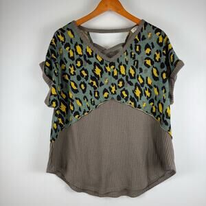 Umgee Leopard Print Waffle V Back Women’s Short Sleeved Top ~ Medium